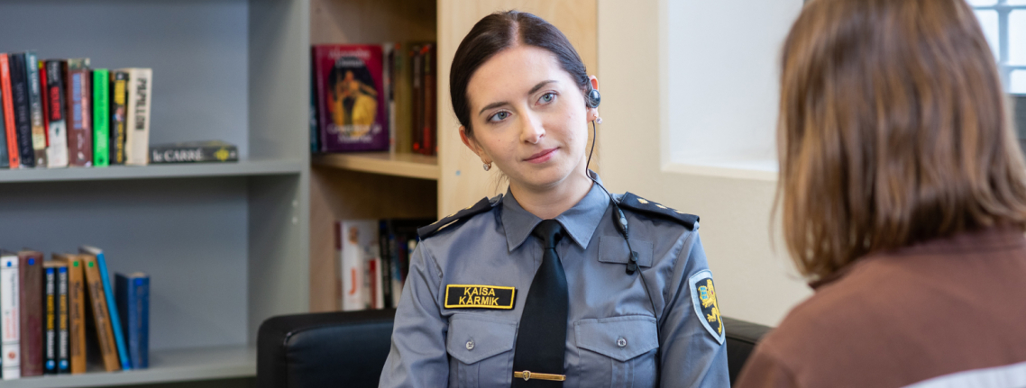 Sisekontrolli ametnik Kaisa Kärmik suhtlemas kinnipeetavaga