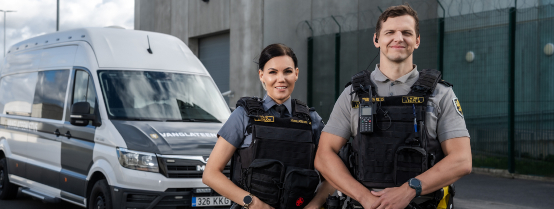 Vanglaametnikud vangla sõidukiga