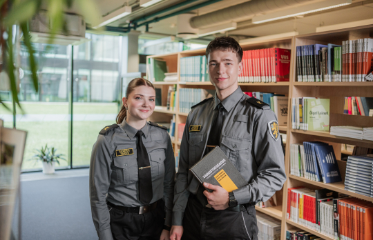 Sisekaitseakadeemia kadetid raamatukogus